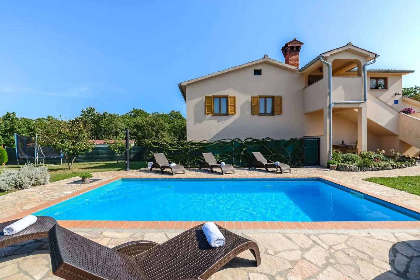 TinjanApp Sadina With Private Pool And Garden公寓
